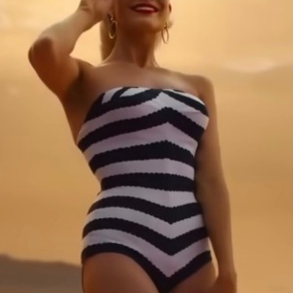 LE Barbiecore Goldtone Double Hoop Earrings - Picture 3 of 3